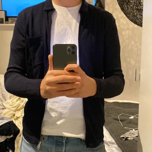 J.LINDEBERG (pris kan diskuteras) - Finstickad tröja med dragkedja och krage, säljer nu pga att jag köpte den för liten redan från början, har knappt användt den bara någon enstaka gång Storlek M passar S. Tröjan passar perfekt med en skjorta under vid festliga tillfällen. Köpt för 1300<kr