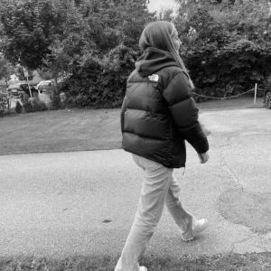 North face jacka - Hej. Lägger ut en intressekoll på min fina north face jacka som jag köpte förra vintern. Jätte fin bara ett super litet hål på ärmen (se bilden). Köpt för 2600. Xl barn storlek men passar bra på mig som är en xs/s💗 