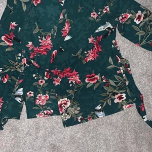 Knytskjorta - Omlott skjorta. 