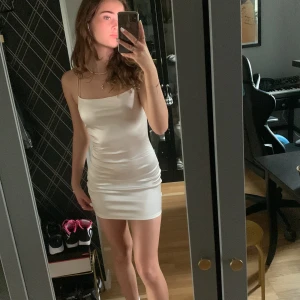 Satinklänning - Säljer denna vackra satin klänningen från h&m. Aldrig använd då jag inte har haft något tillfälle för att ha den. Den sitter väldigt bra❤️