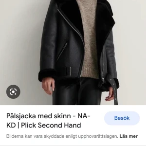 Vinterjacka - Säljer min absolut favoritjacka med skärp köpt från NA-KD ( finns även liknande från Zara) köpt för 8/900? Otroligt fin och varm och perfekt för dig som inte vill frysa i vinter! Säljer för 250 + frakt🖤
