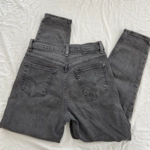 Levis jeans 25 - Supersnygga Levis jeans med midjemått 25 🖤 de sitter jättebra och är väldigt bekväma med lite stretch! 