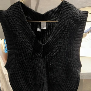 Stickad väst  - En stickad väst från H&M som andvönd 2 gånger säljder den pga ej kommer till andvändnig, storlek XS.