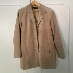 Mockajacka - Beige mockajacka! Köpt secondhand och i väldigt bra skick!! Lite oversized så skulle säga att den passar 36-38