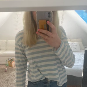 Randig toppp - Helt vanlig topp från Monki, superskönt material 