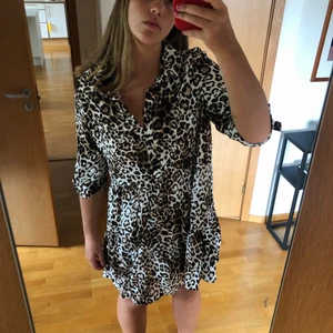 Leopardklänning - Leopardmönstrad klänning från primark. Den är i väldigt bra skick! Det står att den är i storlek 44 men jag bär vanligtvis S/M i kläder och den sitter bra på mig