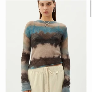 Stixkad tröja - Tunt stickad tröja, perfekt till lite kyliga sommarkvällar. Perfekt längd på tröjan och ärmarna och så fina färger:)) endast använd 2 gånger!