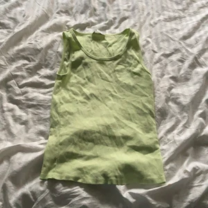 Grönt linne - Från New Yorker. Storlek M men passar även S! Stretchig och skön till sommaren! Långt! Bra material och knappt använt. Frakten som står gills INTE, utan diskuteras privat istället!