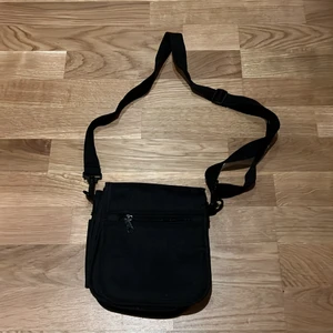 Väska - En snygg svart väska som är köpt secondhand. 