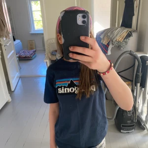 Patagonia t-shirt!! - En jättesnygg mörkblå patagonia t-shirt. Superbra skick då den knappt är använd! Jag är själv XS-S och den sitter som på bilden men den skriva storleken i tröjan är M💕💕