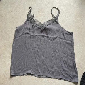 Grått satin linne - Grått linne med spetsdetalj.