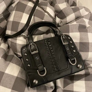 Väska från zara - Säljer denna snygga väska från zara, aldrig använd. 300+ frakt vid snabb affär 