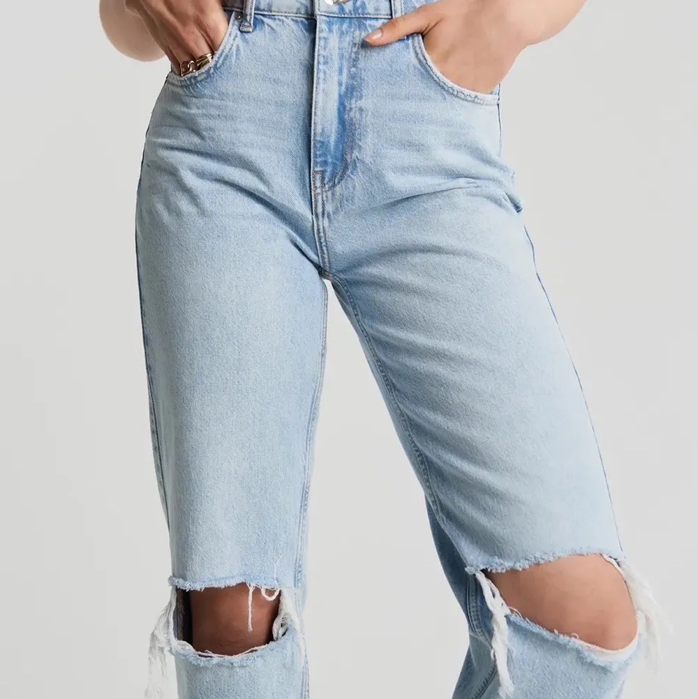 Säljer jeans från Gina tricot fick dom i julas och inte använt mycket Max 5 gånger. Bra skick storlek 34 kort i Model . Jeans & Byxor.