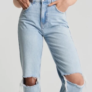 Säljer jeans - Säljer jeans från Gina tricot fick dom i julas och inte använt mycket Max 5 gånger. Bra skick storlek 34 kort i Model 