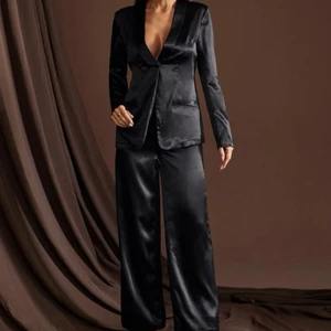 Silkes byxor - Säljer byxorna som hör till detta fina festliga set! Storlek M men passar även S! Har en dragkedja på höften. Silkeslikande material. Nypris 140kr för enbart byxorna. Säljer för 100kr, aldrig använda! 