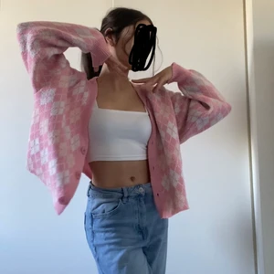 Rosa kofta -  JÄTTEFIN tröja/kofta som jag köpte från Instagram ett tag för sen den. Inga defekter och använda någon gång bara. Tyvärr så är den inte min stil längre. Säljer för endast 130 kr +frakt 