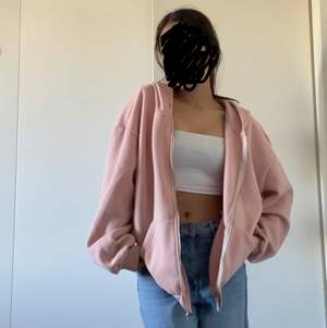 SUPER FIN Rosa hoodie. Inte så tungt material och går att ha på sommarn. Passar alla storlekar. Tyvärr så är den inte min stil längre. Inga defekter och använd 2 gånger bara.
