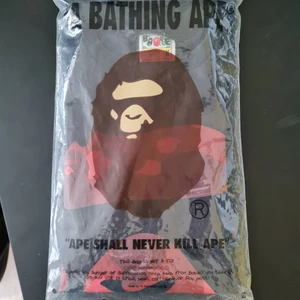 Bape t-shirt  - Det är väldigt fint skick på tröjan, den har ändrat använts några gånger. Den passar som strl. S men är medium. Den är äkta och påsen den kom i ligger den i.  Jag har inte bestämt ett pris men nypriset är ganska högt, den såldes senast för över 1000 på stockX. Byten välkomnas och jag kan även skicka den på köparens bekostnad.