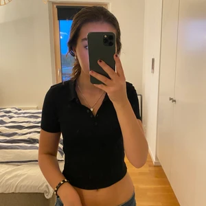 Zara topp  - Svart topp från zara med knappar 