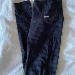 Aimn tights - Träningstajts från aimn i storlek xs. Modellen är Ribbed Seamless Tights. Säljs då de är lite för stora på mig tyvärr.🫶🫶 Nypris: 600kr