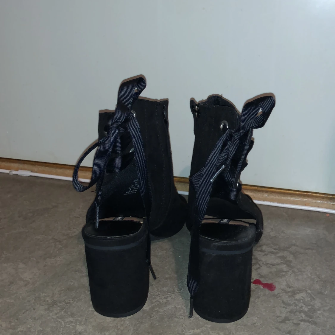 Svarta klackskor med rosett-detalj - 90