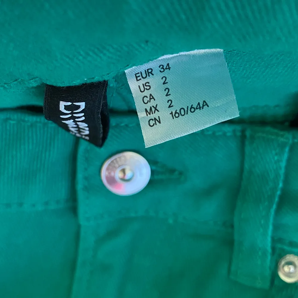 Coola gröna baggy jeans ifrån H&M. Köpare står för frakt!. Jeans & Byxor.