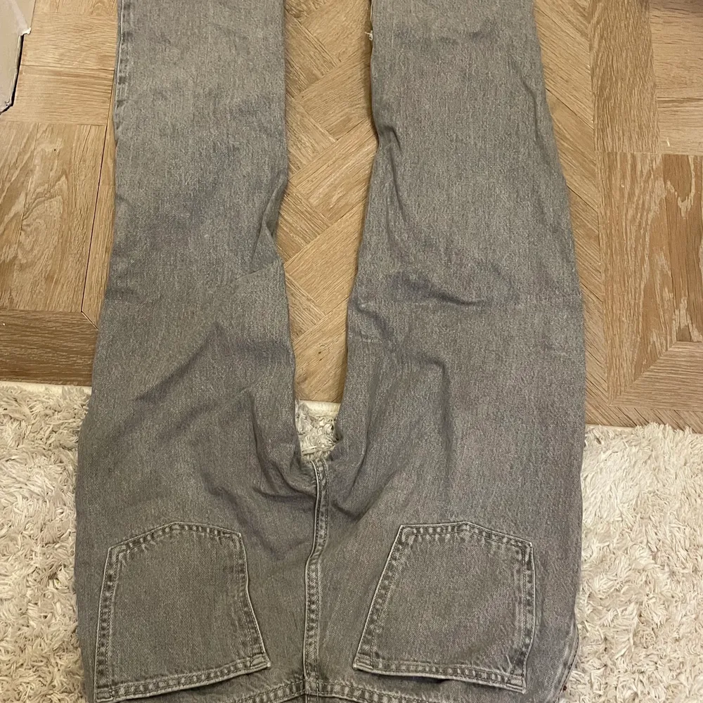 Haft jeansen i 1 vecka men tycker ej dom passar mig! ( Zara jeans) bra skick! 11-12 men passar till 14 15 också💗. Jeans & Byxor.