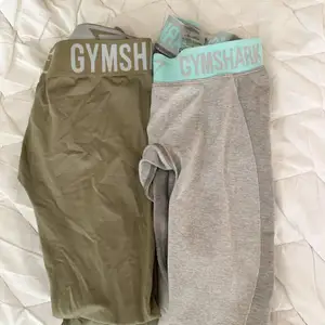 säljer två fina leggings från gymshark. Dem gröna är S och och går hela vägen ner medan de gråa är i storlek XS och går över knäna precis till vaderna.  Fint skick 🥰 