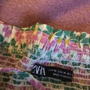 Zara tröja - En snygg tröja från zara med grön rosa blommor på perfekt till sommaren❤️