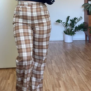 Byxor - Byxor från misslisibells kollektion för nakd! Använda endast ett par gånger, därav väldigt bra skick! :) storlek 36 men passar mig som vanligtvis har 38. Säljer även matchande skjorta till byxorn. Köparen står för frakten! 💕 