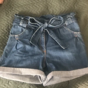 Paperbag shorts - Ett par super snygga shorts i paperbag modell tror jag det heter. Har som ett bälte i midjan som man kan knyta i en rosett, men det går även att ta ut om man föredrar ett par baggy shorts istället! Bra längd! Har ni nå fler frågar är det bara att kontakta mig privat eller kommentera!❤️👍
