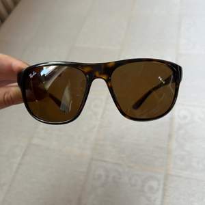 Säljer ett par helt nya svartbruna Rayban solglasögon.