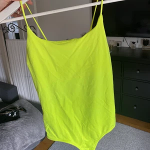 body - Neon gul body från zara i strl M, använd fåtal gånger så den är i bra skick!