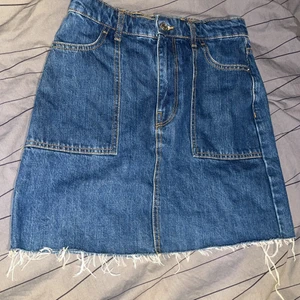 Gina tricot  - Storlek 36  Skitsnygg jeans kjol  Passar till sommaren ⚡️💕