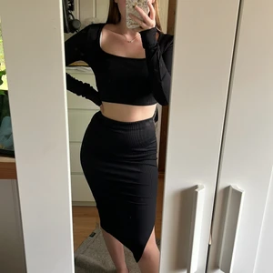 Set - Topp och kjol i set med slits på sidan, helt oanvänd 