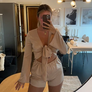 Satin jumpsuit - biege satin jumpsuit från nakd. Aldrig använd. Storlek 34, passar mig som är en 36. 