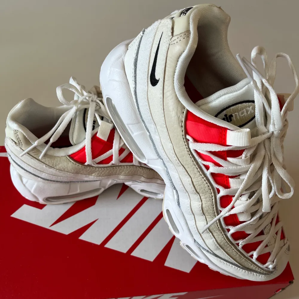 Ett par helt nya Nike air max sneakers i storlek 38! Aldrig använda, tyvär för små… 500 + frakt🤭💕. Skor.