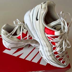Ett par helt nya Nike air max sneakers i storlek 38! Aldrig använda, tyvär för små… 500 + frakt🤭💕