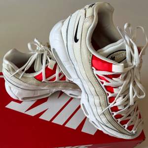 Ett par helt nya Nike air max sneakers i storlek 38! Aldrig använda, tyvär för små… 600 + frakt🤭💕