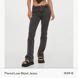 Lågmidjade jeans - Säljer mina lågmidjade hm jeans i en mörkgrå färg. Superfint skick, bara använda ca 5 gånger💗 jag har sprättat upp sömmen längst ner för att få lite mer längd. De går till marken på mig 173. Skriv för fler bilder, köparen står för frakten💗