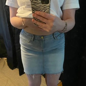 Jeanskjol  - Söt jeanskjol från Lindex barnavdelning. Storlek 170 men skulle säga att den är stor för att vara en 170. Jag bär vanligtvis storlek M och denna passar mig när jag har dragit åt resåren (är resår på insidan som man fäster med knappar). Så skulle säga att den passar stoelek S till en större M. Säljer för 150kr!