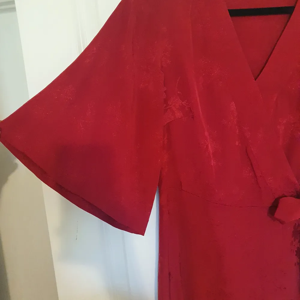Röd klänning i omlott modell med knytning på sidan.  Köpt på Kappahl,  stl 36. Fint skick, knappt använd. . Klänningar.