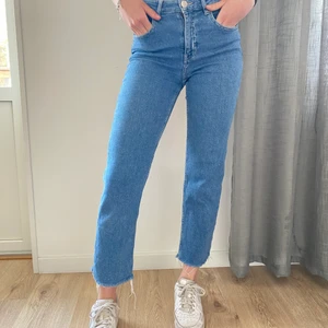 H&m jeans - strl 36 - Jeans från h&m, bra skick! Strl 36 & stretch! Mom Jean, blåa, super sköna!!! 