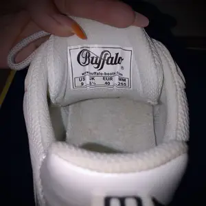 Vita Buffalo sneakers gjorda av veganskt material. Storlek 40.