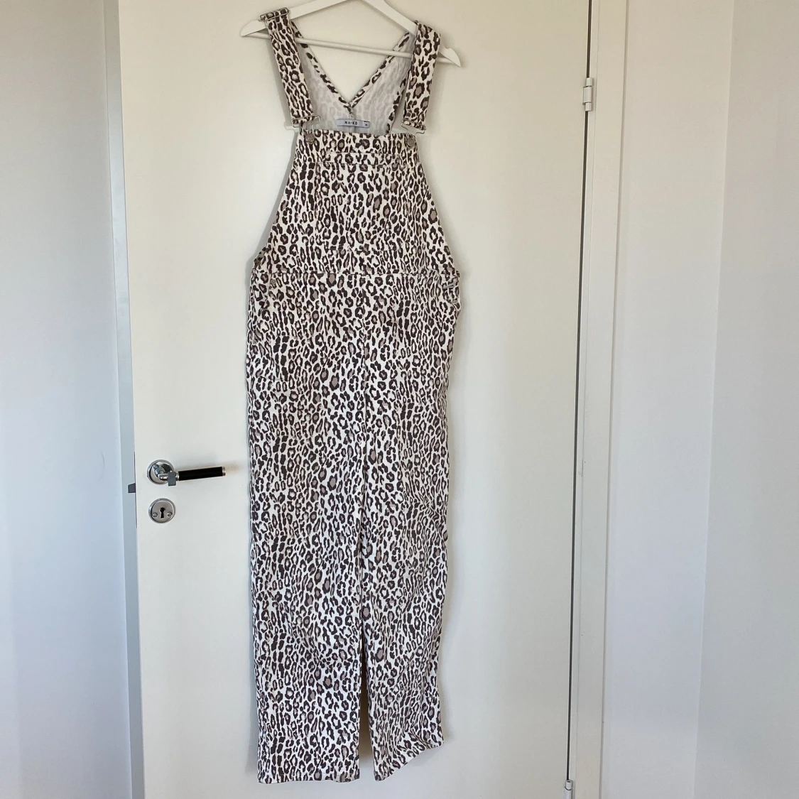 Hängselbyxor i leopard från NAKD - 90