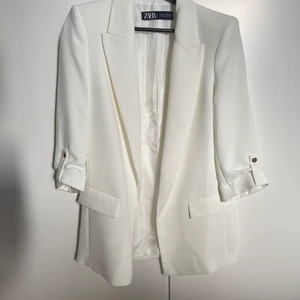 Vit Kavaj Zara - Aldrig använd vit kavaj från Zara storlek XS. Jag kan mötas upp i Malmö Centrum eller skicka men köparen står för eventuell frakt. 