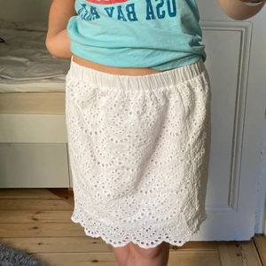 Vit kjol  - Trendig vit kjol som också går att använda som en topp☀️ kontakta privat om du har frågor💕