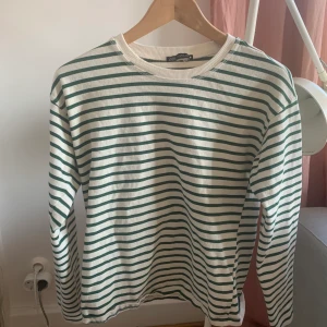 Randig tröja - Säljer min snygga randiga tröja från Zara.✨🥰 Den är väldit fin o sitter snyggt oversized på mig som brukar ha xs-s. Den är inte alls andvänd då jag inte gillar den så mycket. Köpte den för 299kr. Säljer för 100kr❤️😍