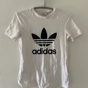 Tre adidas t-shirts, S/M - Paket pris för tre adidas tröjor, passar både S och M.  Alla tre för 130kr  Köparen står för frakten 