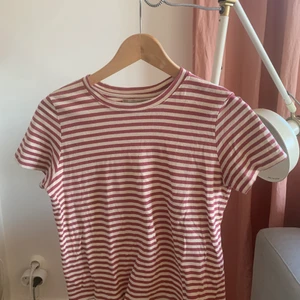 Randig tröja - Säljer min randiga tröja från Pull&Bear!😍✨ Den är ganska populär, andvänt lite snålt. storlek S men liten i storleken så passar mindre.  Köpte den för 100kr. Säljer för 50kr🥰🤩✨😍
